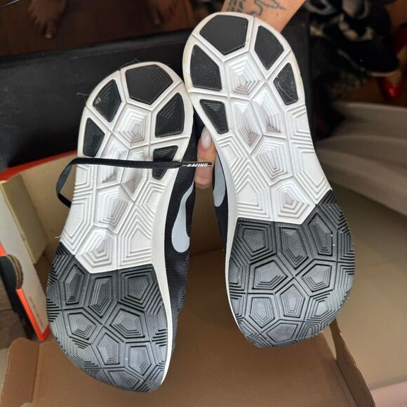 Nike Women's Black and White Trainers - Picture 4 of 6